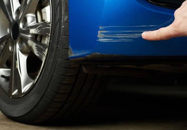 후진하다 주차장 기둥에 ‘쓱’…흠집, 하루 기다리니 스스로 사라졌다