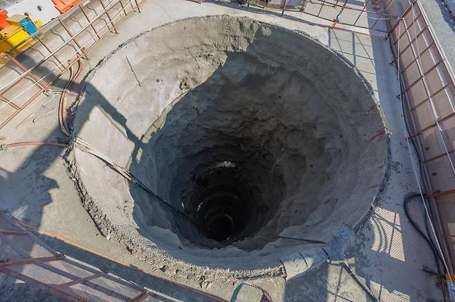 [르포] 산속에 뚫린 120m ‘거대 깔때기’… 부산신항 배후단지 ‘욕망산’ 가보니