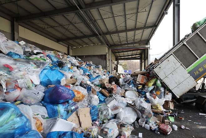 ‘쓰레기 대란’에 공공소각 설치기간 단축…당분간 갈등 불가피